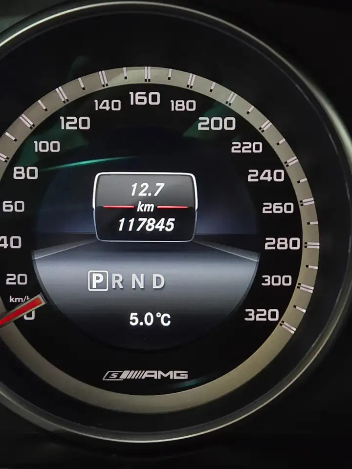 Mercedes-Benz E-Class снимка Mercedes-Benz E-Class