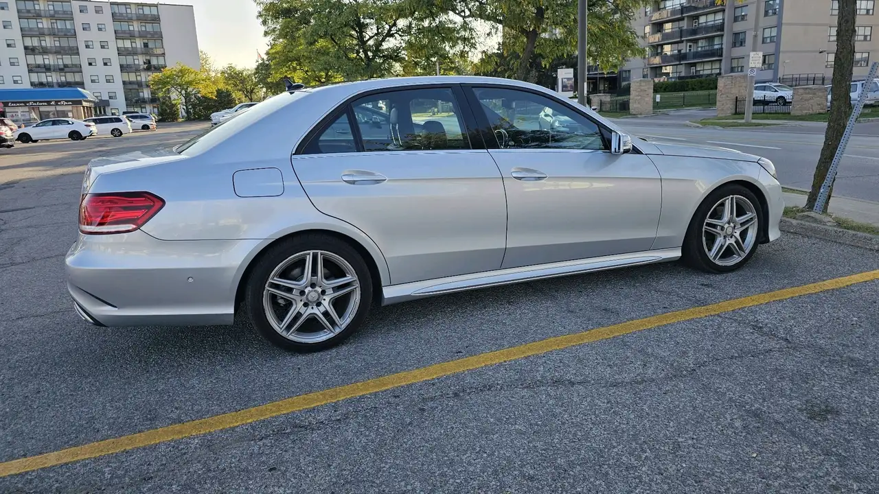 Mercedes-Benz E-Class снимка Mercedes-Benz E-Class
