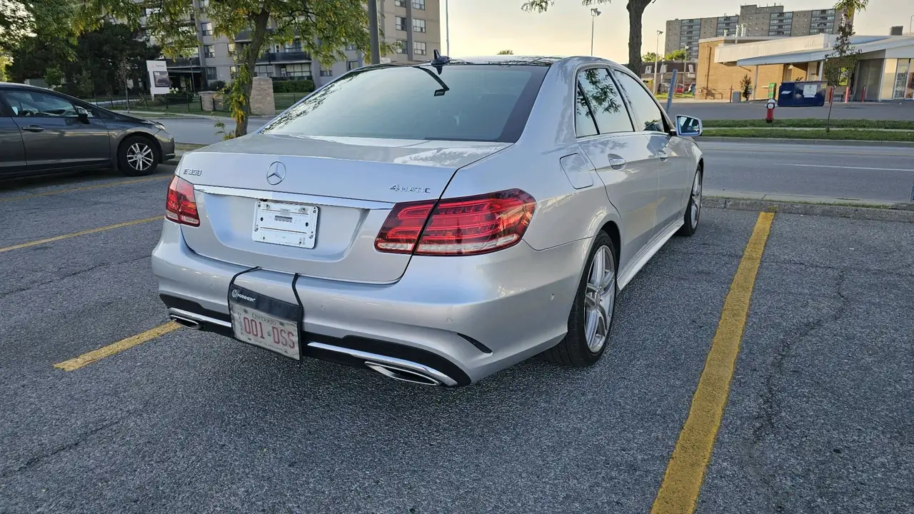 Mercedes-Benz E-Class снимка Mercedes-Benz E-Class