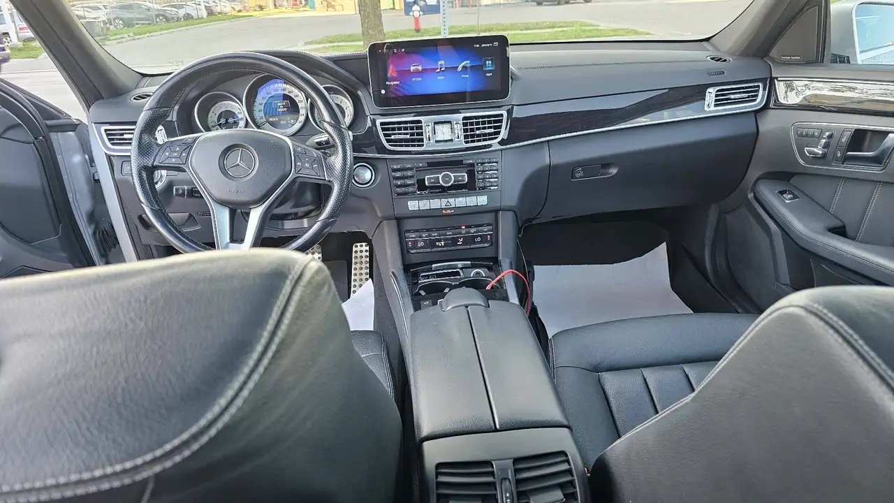 Mercedes-Benz E-Class снимка Mercedes-Benz E-Class