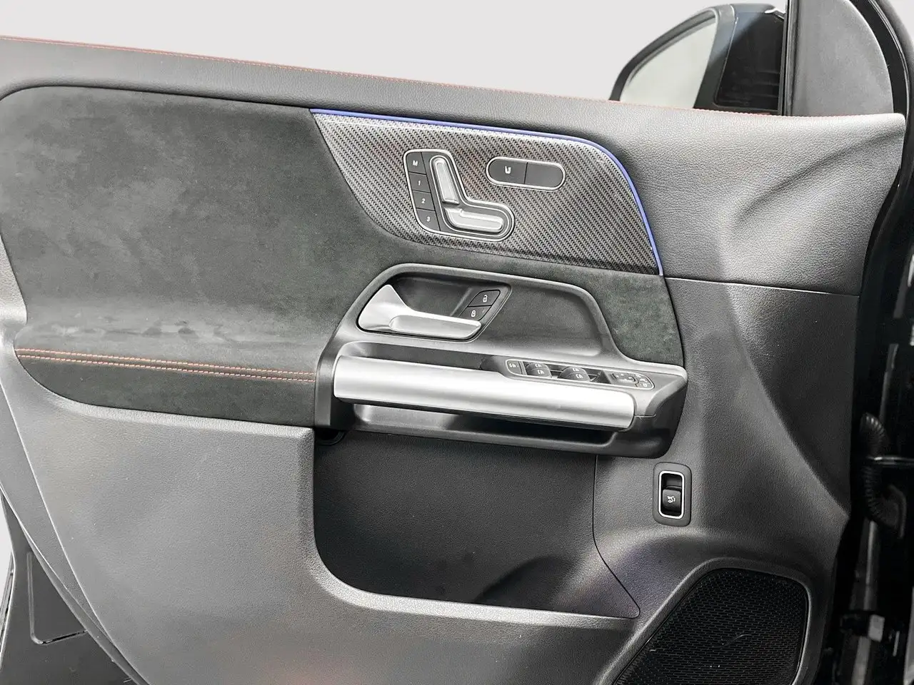 Mercedes-Benz GLA снимка Mercedes-Benz GLA
