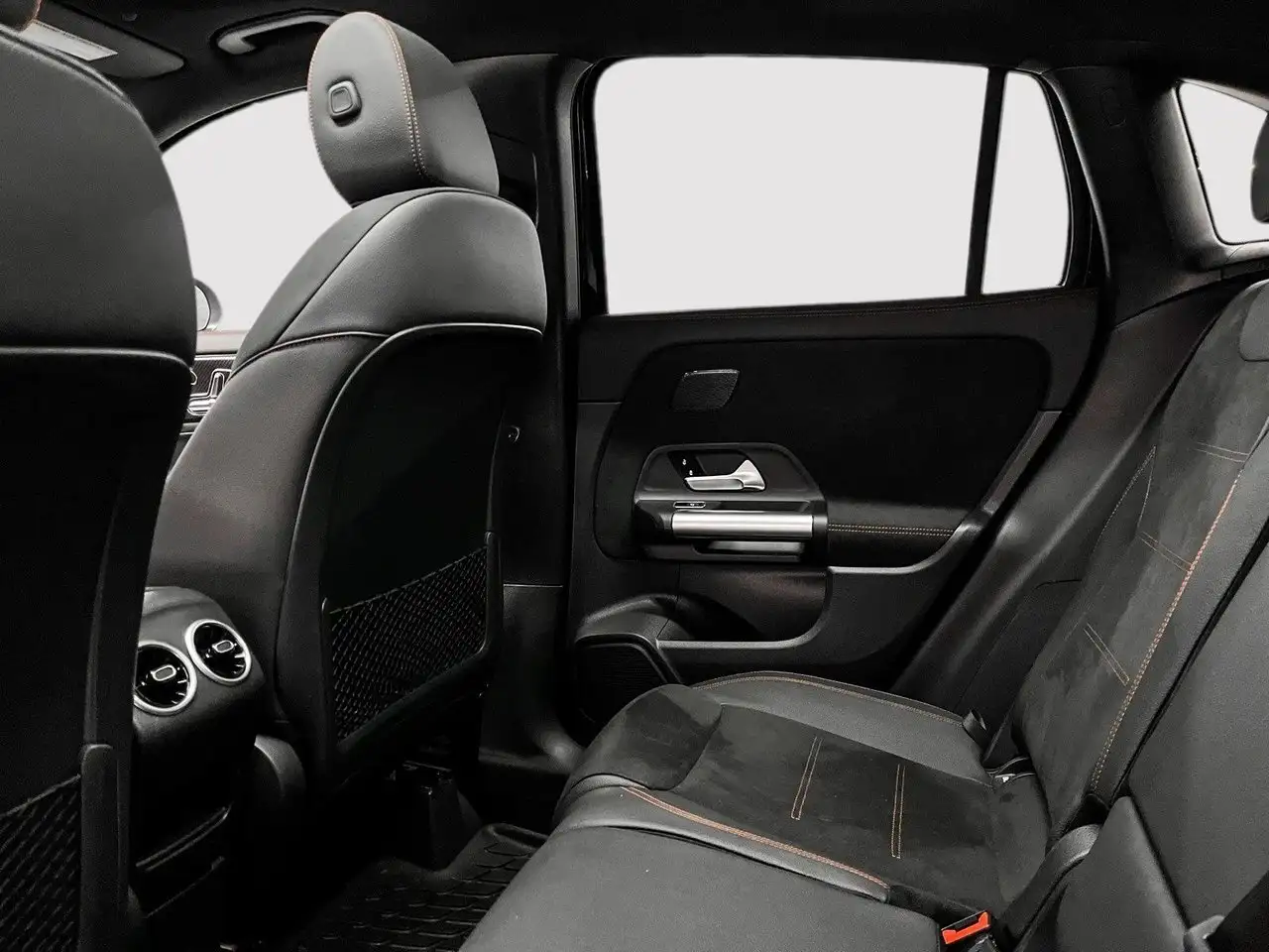 Mercedes-Benz GLA снимка Mercedes-Benz GLA