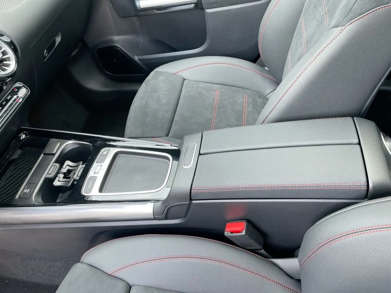 Mercedes-Benz GLA снимка Mercedes-Benz GLA