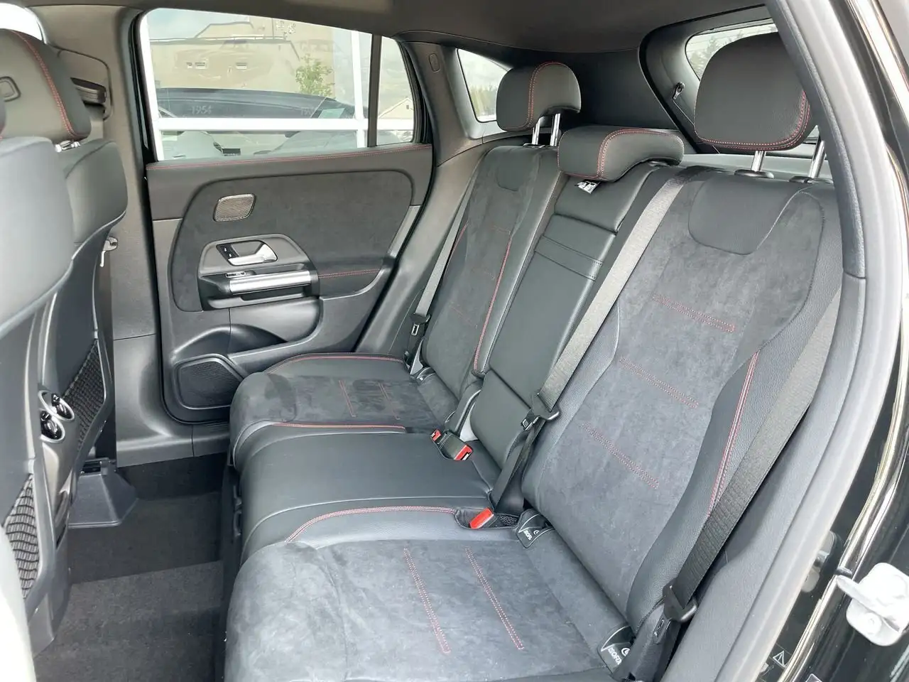Mercedes-Benz GLA снимка Mercedes-Benz GLA