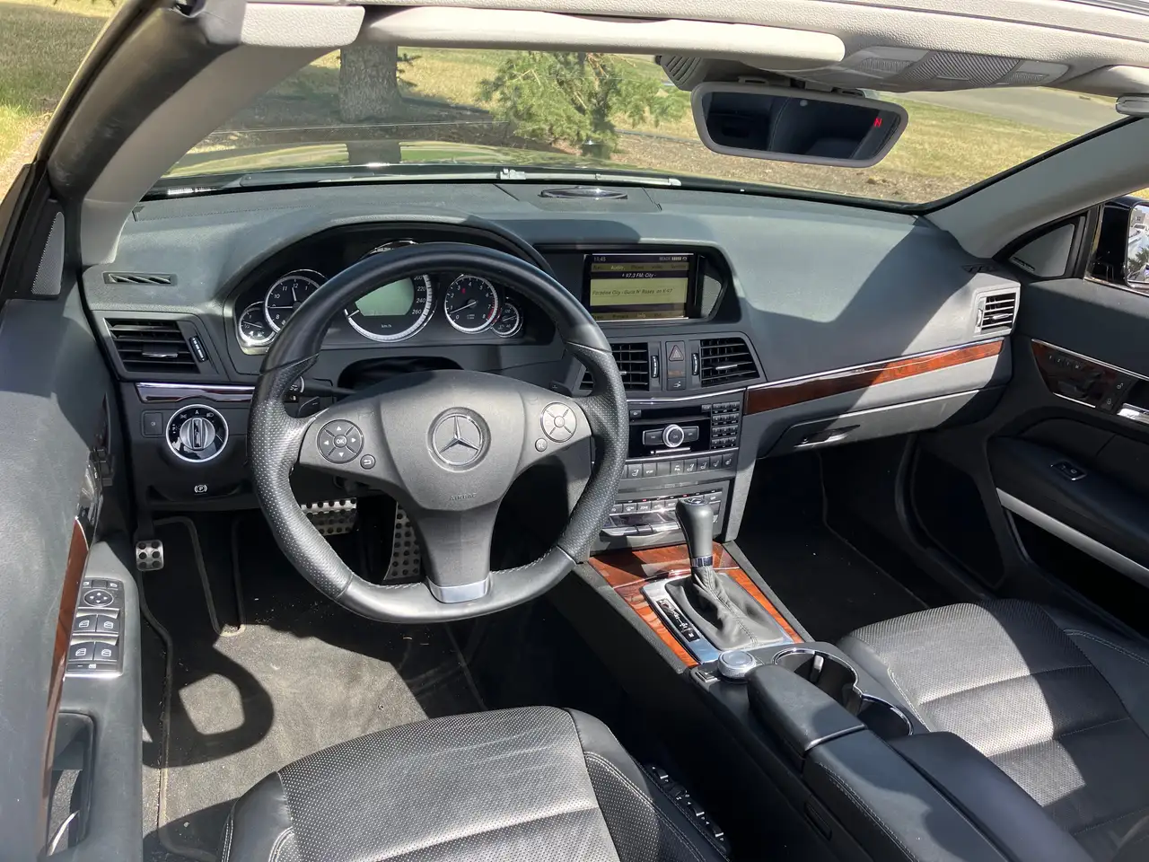 Mercedes-Benz E-Class снимка Mercedes-Benz E-Class