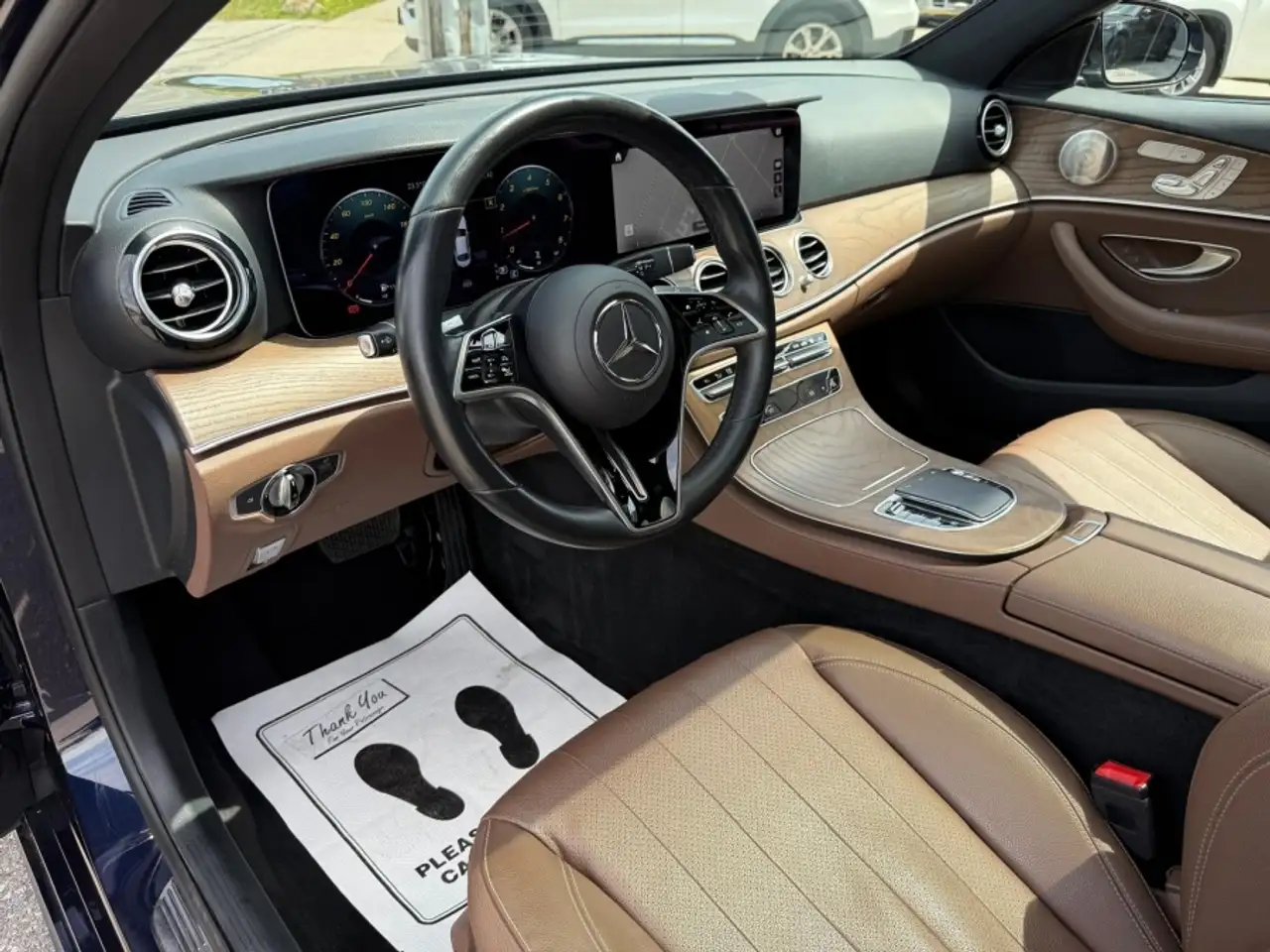 Mercedes-Benz E-Class снимка Mercedes-Benz E-Class