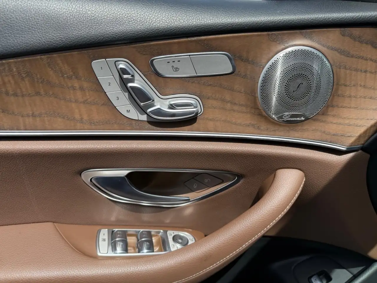 Mercedes-Benz E-Class снимка Mercedes-Benz E-Class