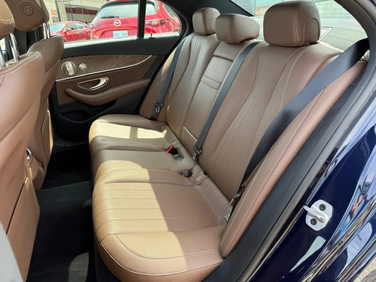 Mercedes-Benz E-Class снимка Mercedes-Benz E-Class