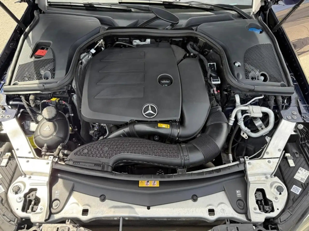 Mercedes-Benz E-Class снимка Mercedes-Benz E-Class