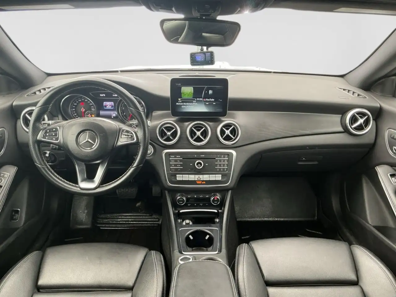Mercedes-Benz CLA снимка Mercedes-Benz CLA