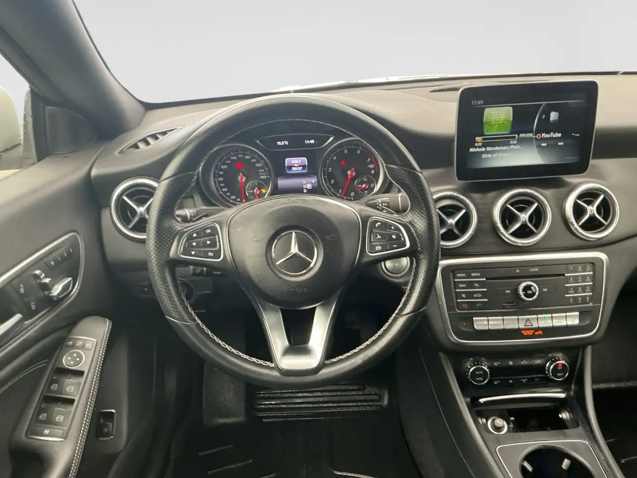 Mercedes-Benz CLA снимка Mercedes-Benz CLA