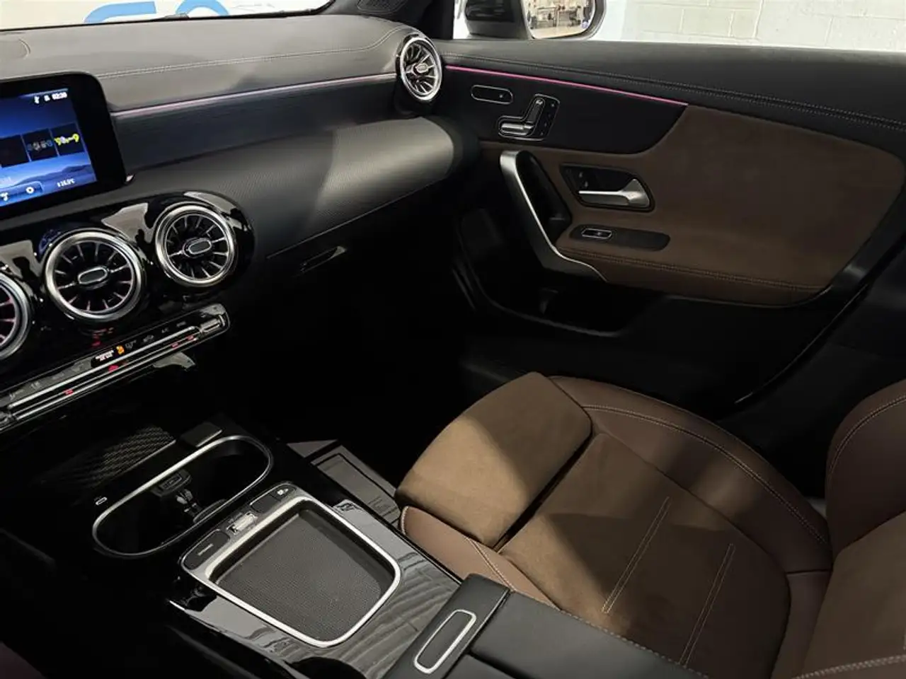 Mercedes-Benz CLA снимка Mercedes-Benz CLA