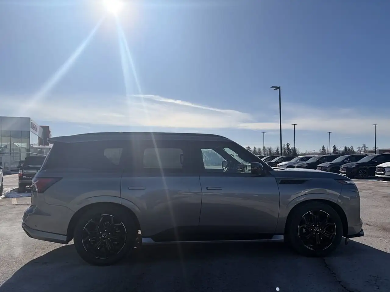 Infiniti QX80 снимка Infiniti QX80