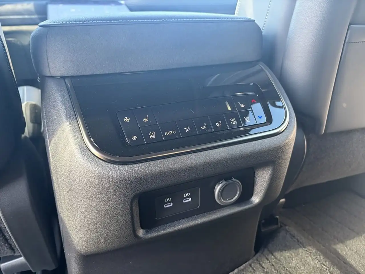 Infiniti QX80 снимка Infiniti QX80