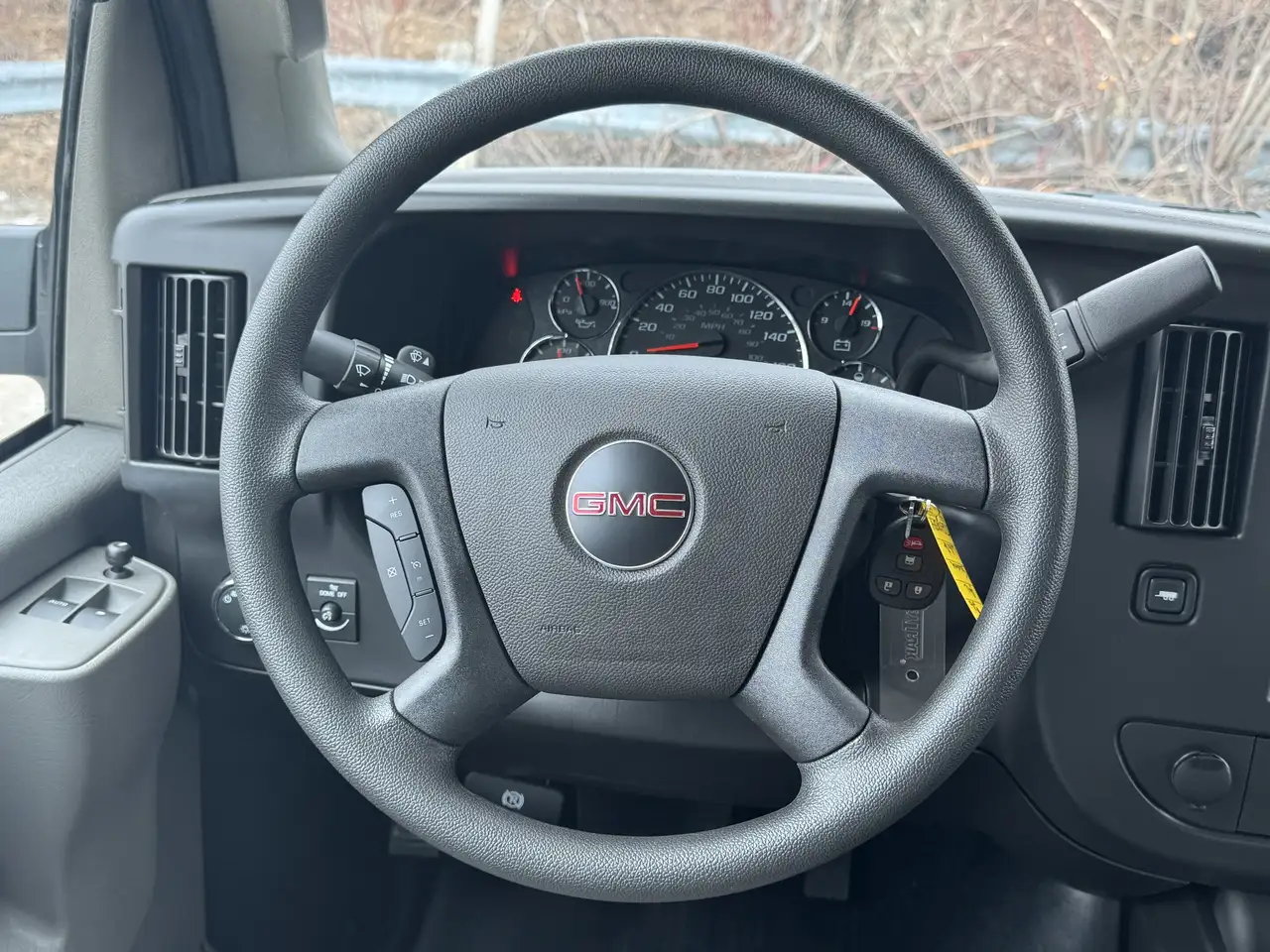 GMC Savana снимка GMC Savana