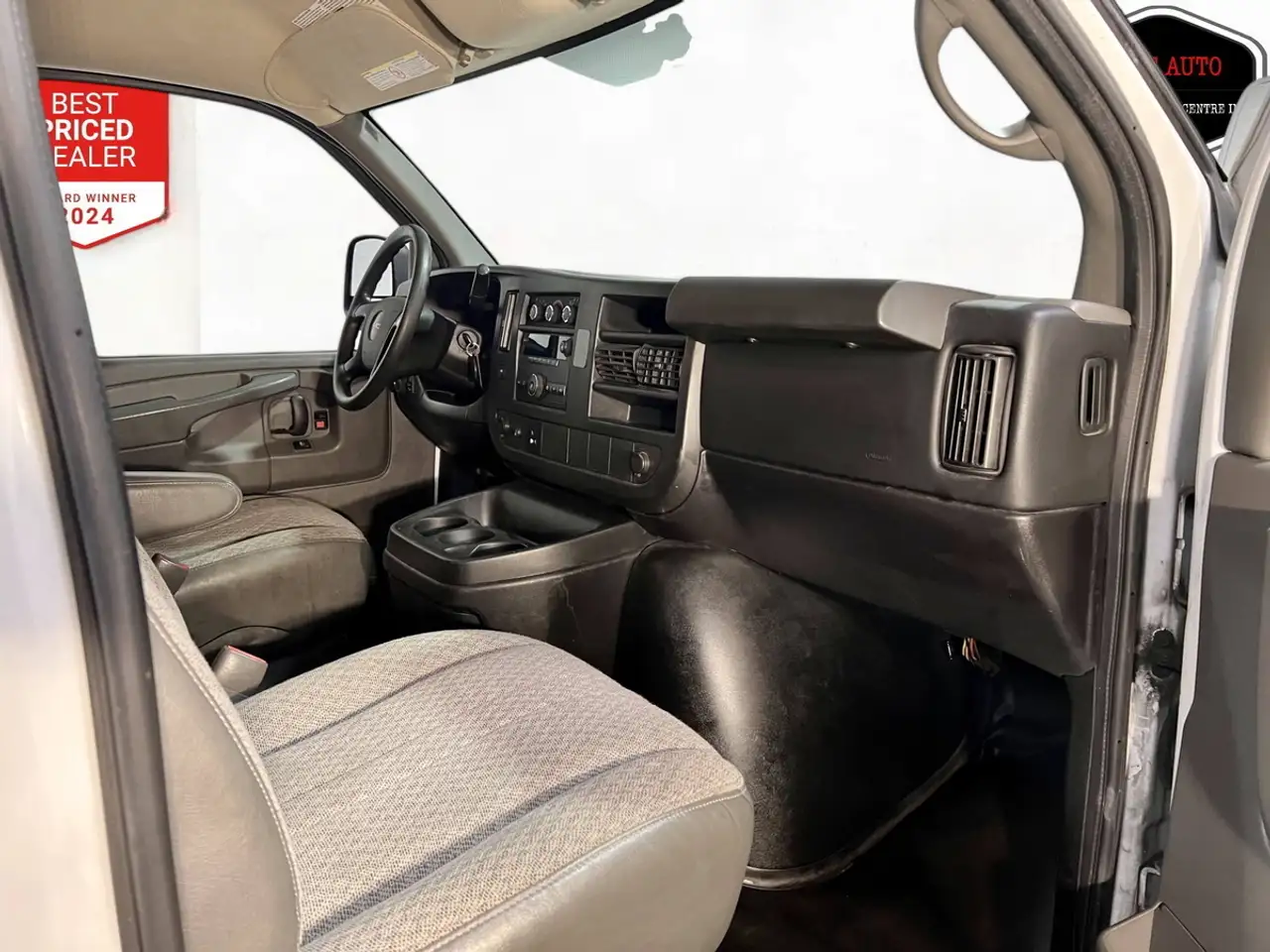 GMC Savana снимка GMC Savana