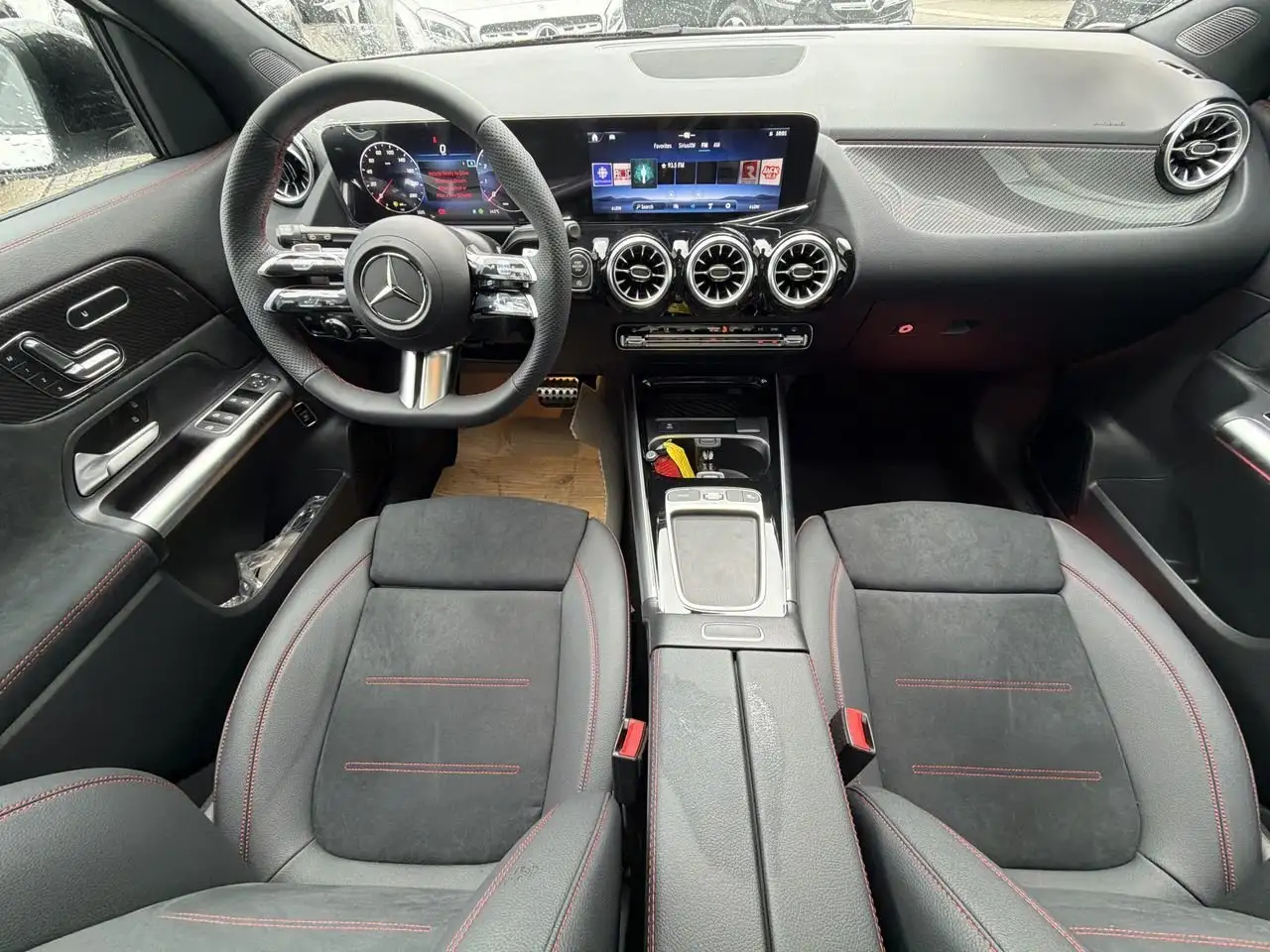 Mercedes-Benz GLA снимка Mercedes-Benz GLA