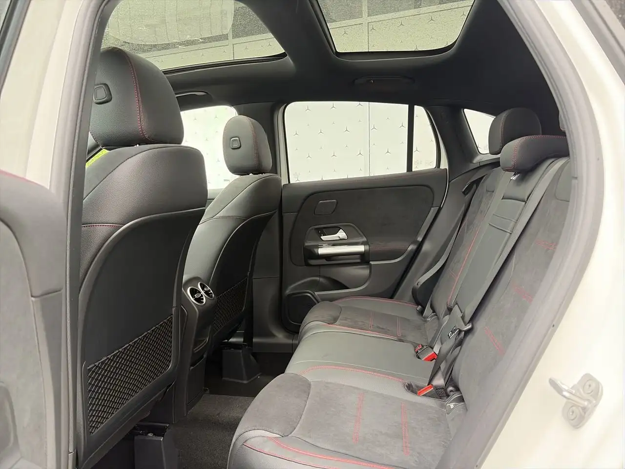 Mercedes-Benz GLA снимка Mercedes-Benz GLA