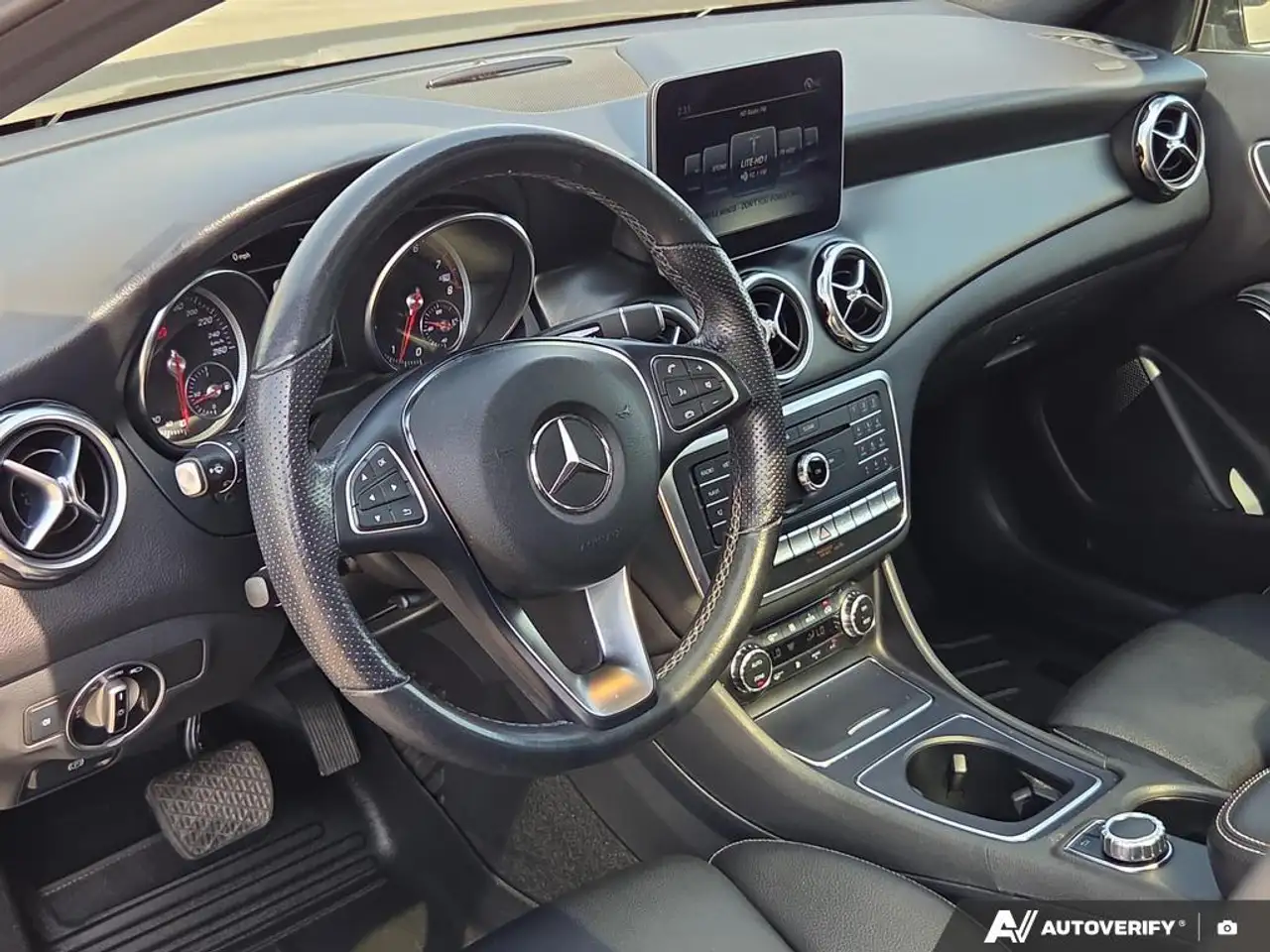 Mercedes-Benz GLA снимка Mercedes-Benz GLA