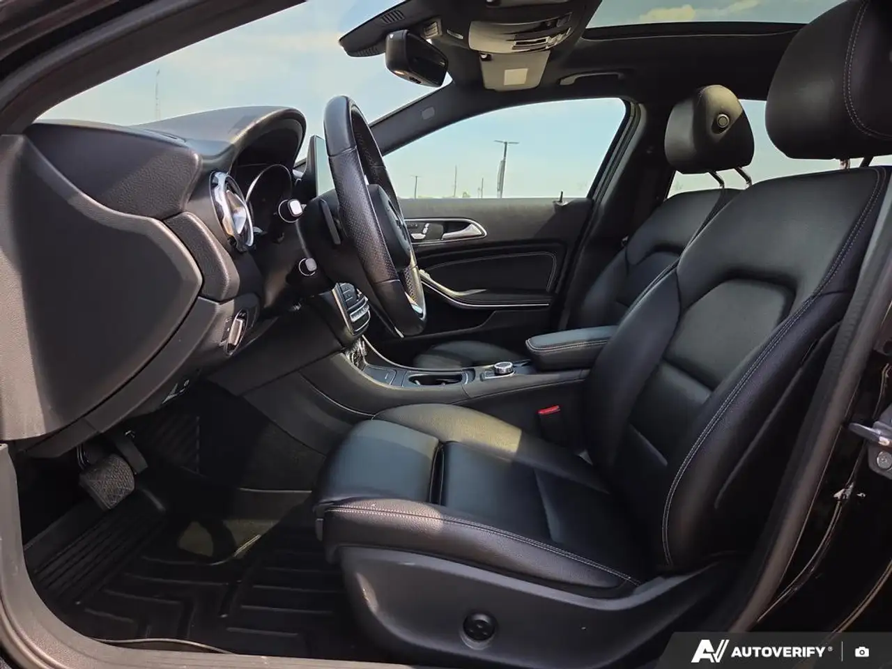 Mercedes-Benz GLA снимка Mercedes-Benz GLA