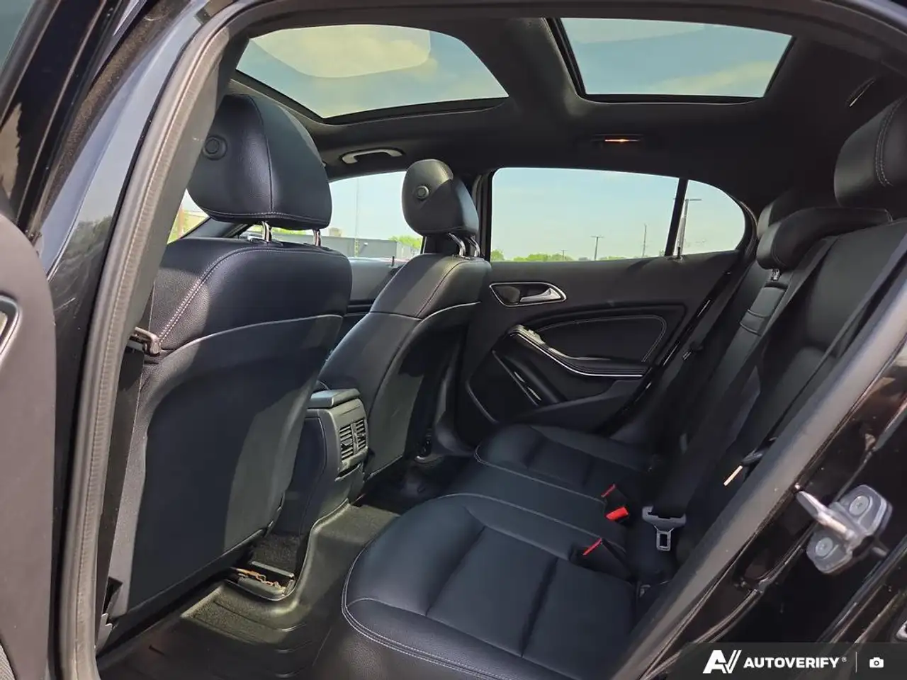 Mercedes-Benz GLA снимка Mercedes-Benz GLA