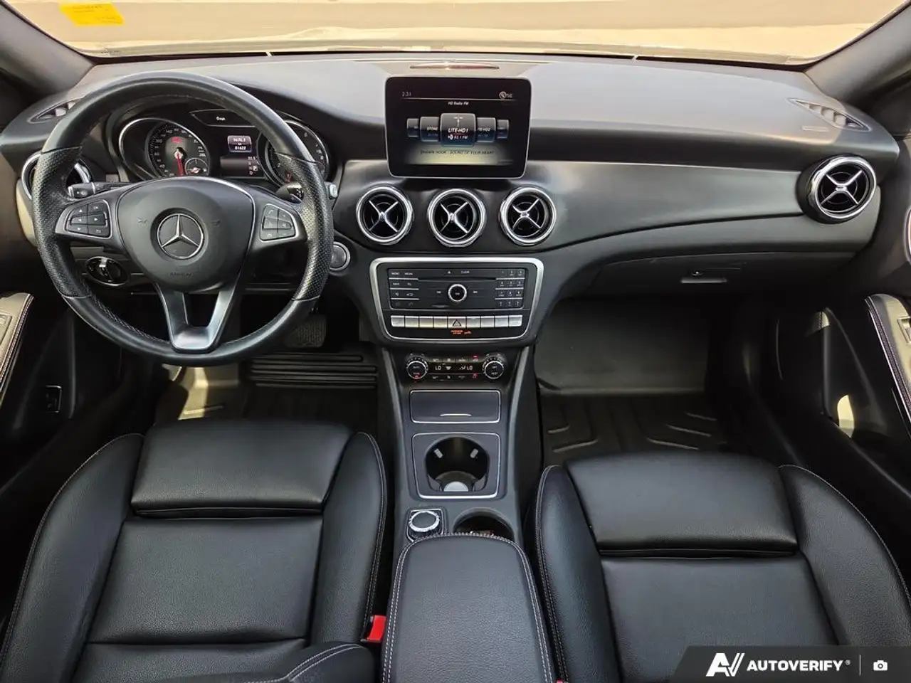 Mercedes-Benz GLA снимка Mercedes-Benz GLA