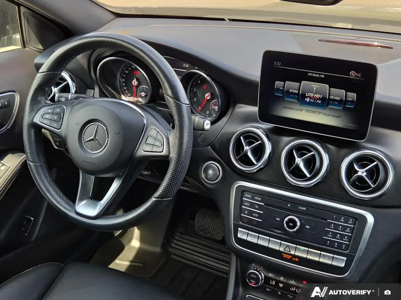 Mercedes-Benz GLA снимка Mercedes-Benz GLA