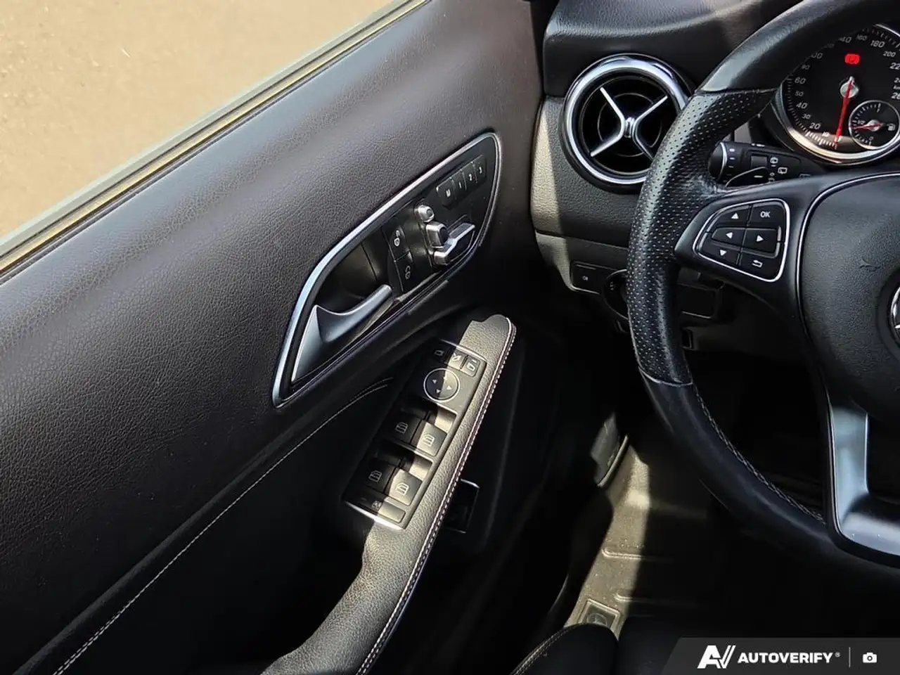 Mercedes-Benz GLA снимка Mercedes-Benz GLA
