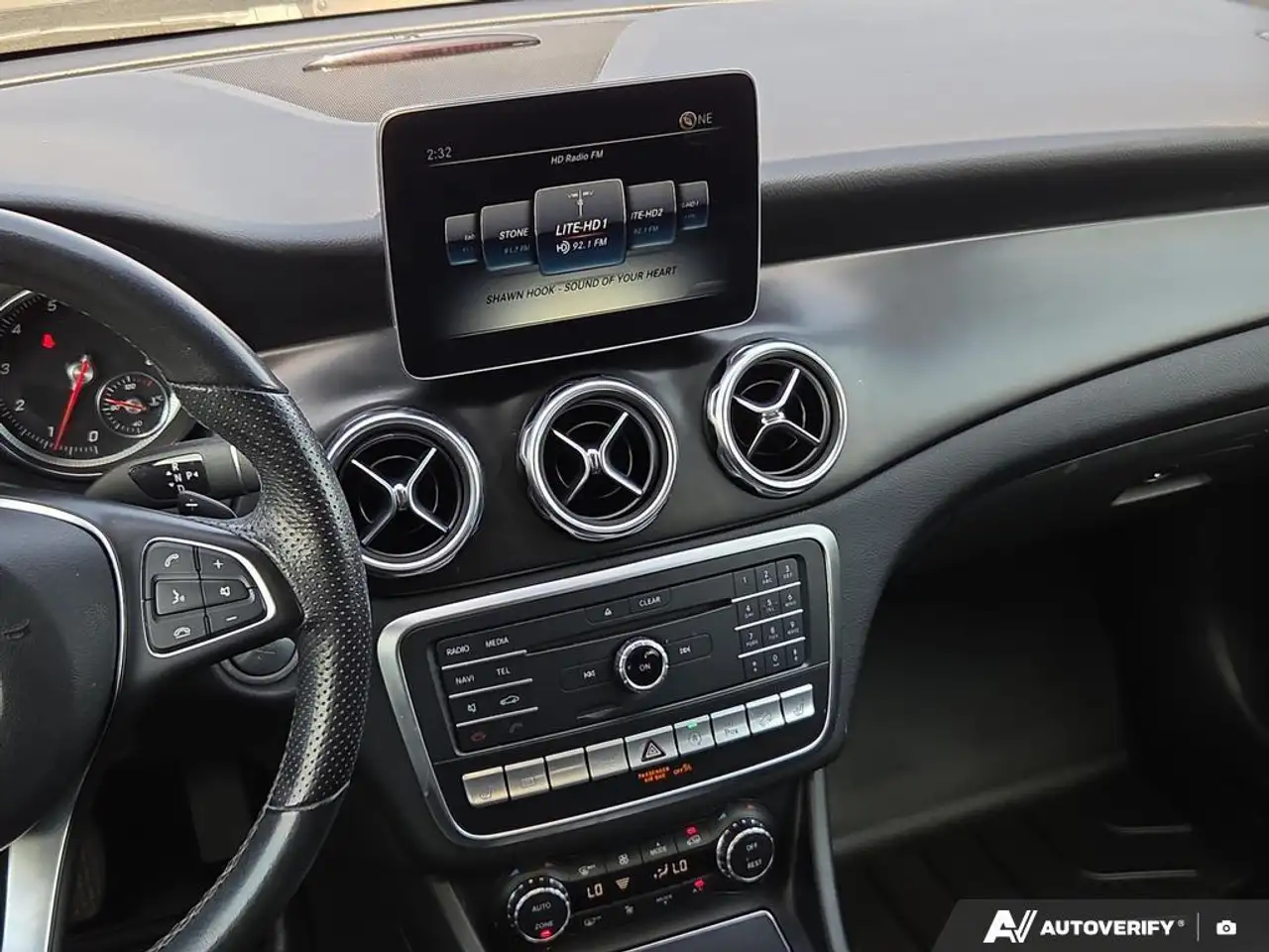 Mercedes-Benz GLA снимка Mercedes-Benz GLA