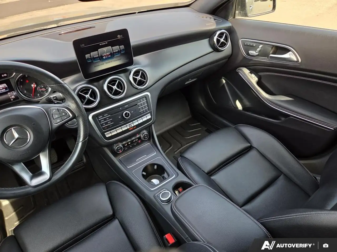 Mercedes-Benz GLA снимка Mercedes-Benz GLA