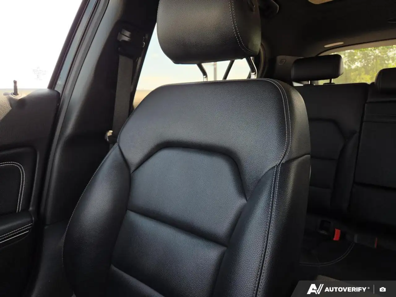 Mercedes-Benz GLA снимка Mercedes-Benz GLA