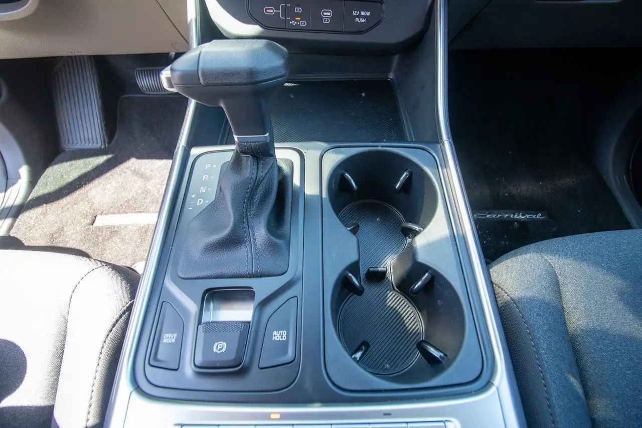 Kia Carnival снимка Kia Carnival