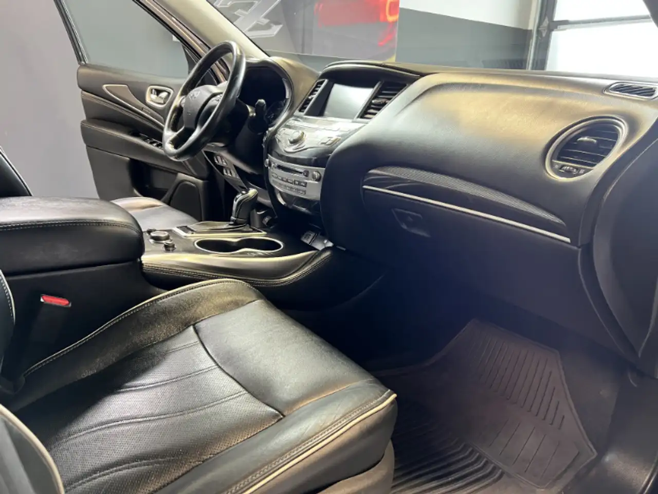 Infiniti QX60 снимка Infiniti QX60
