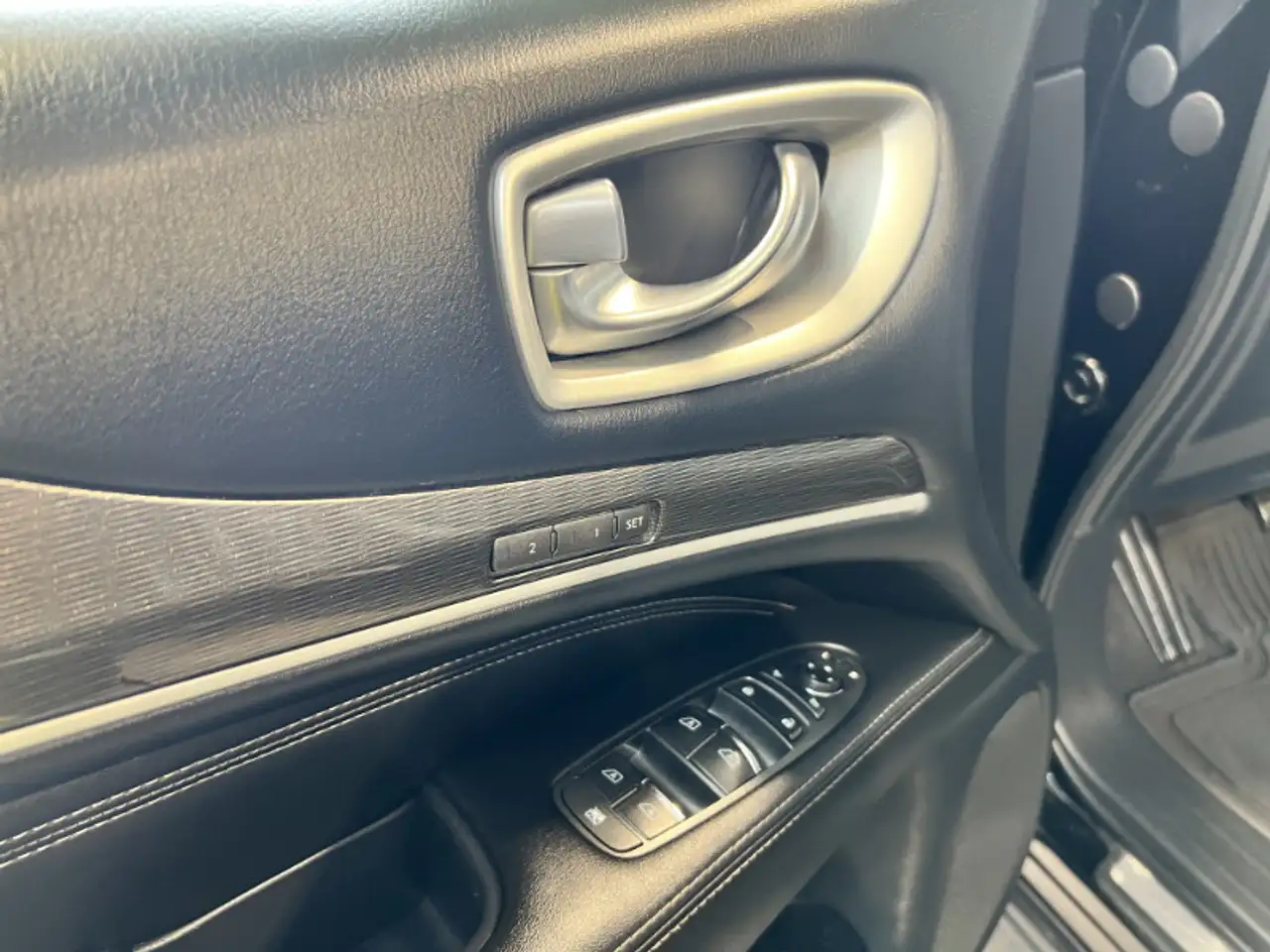 Infiniti QX60 снимка Infiniti QX60