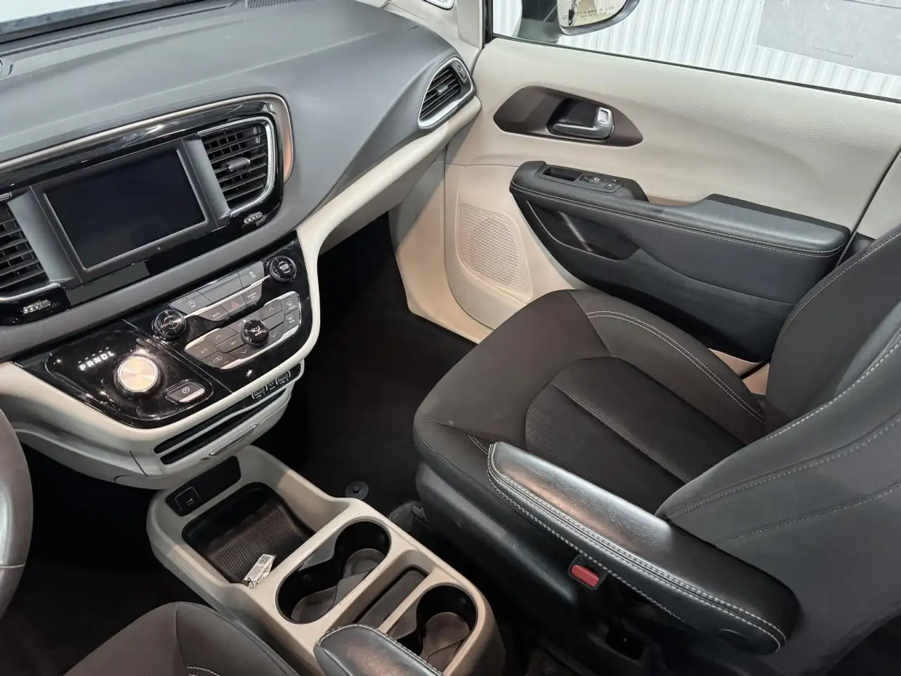 Chrysler Grand Caravan снимка Chrysler Grand Caravan