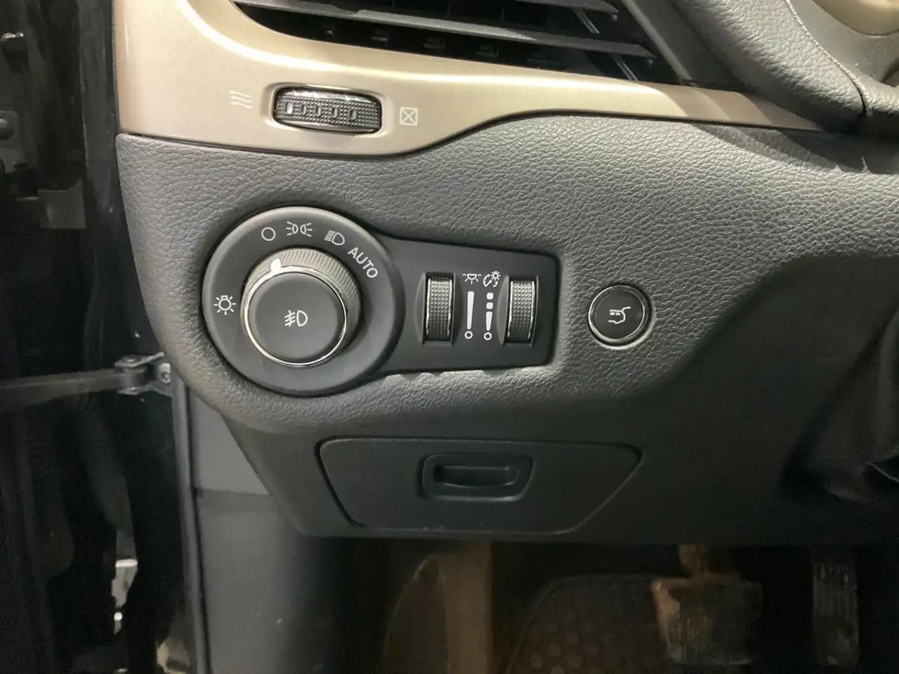 Jeep Cherokee снимка Jeep Cherokee