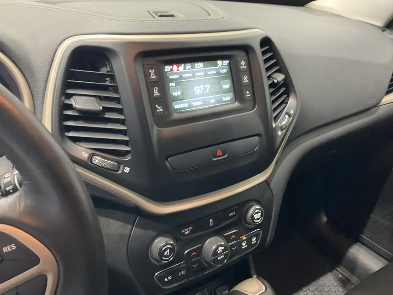 Jeep Cherokee снимка Jeep Cherokee