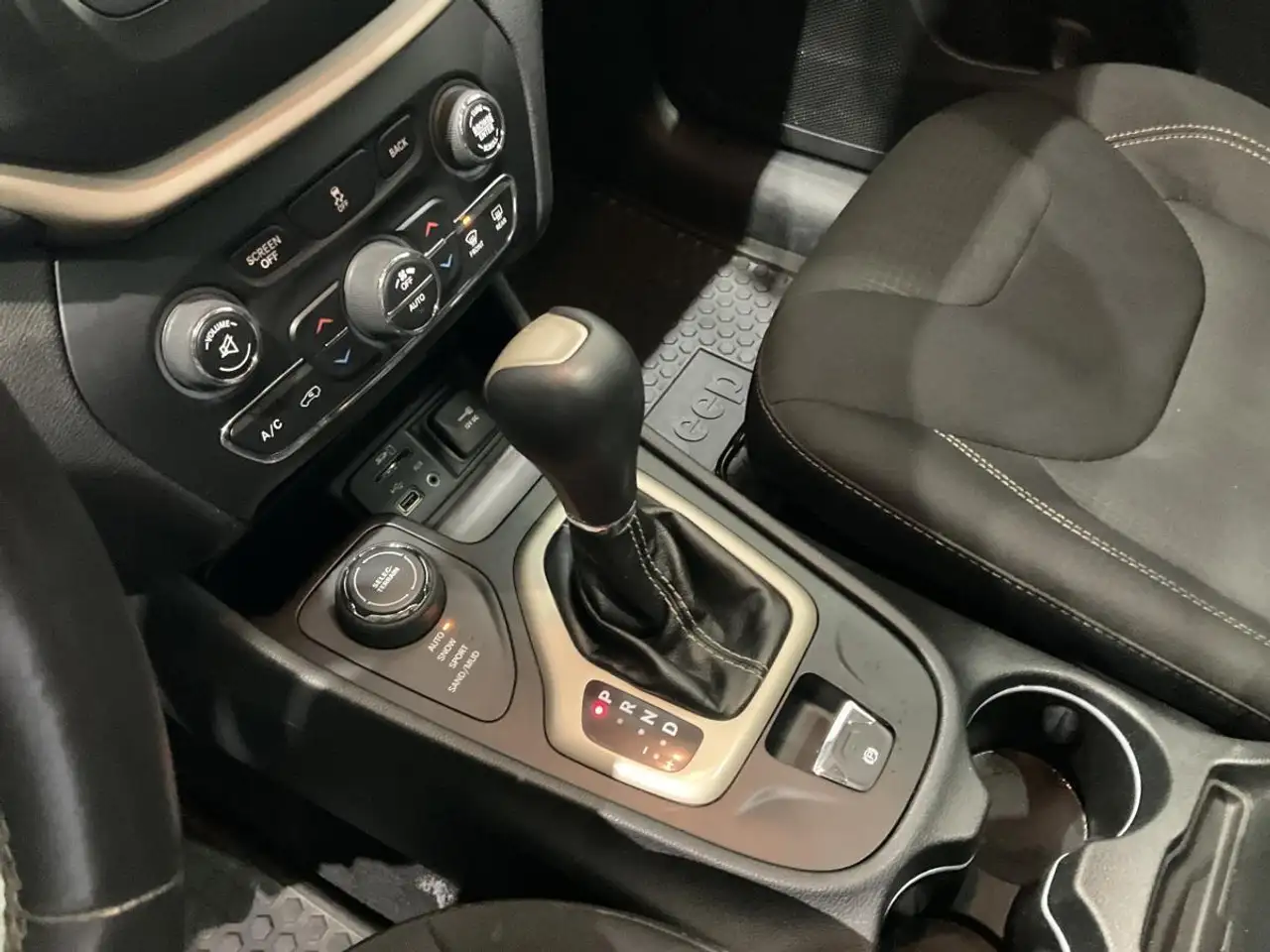 Jeep Cherokee снимка Jeep Cherokee