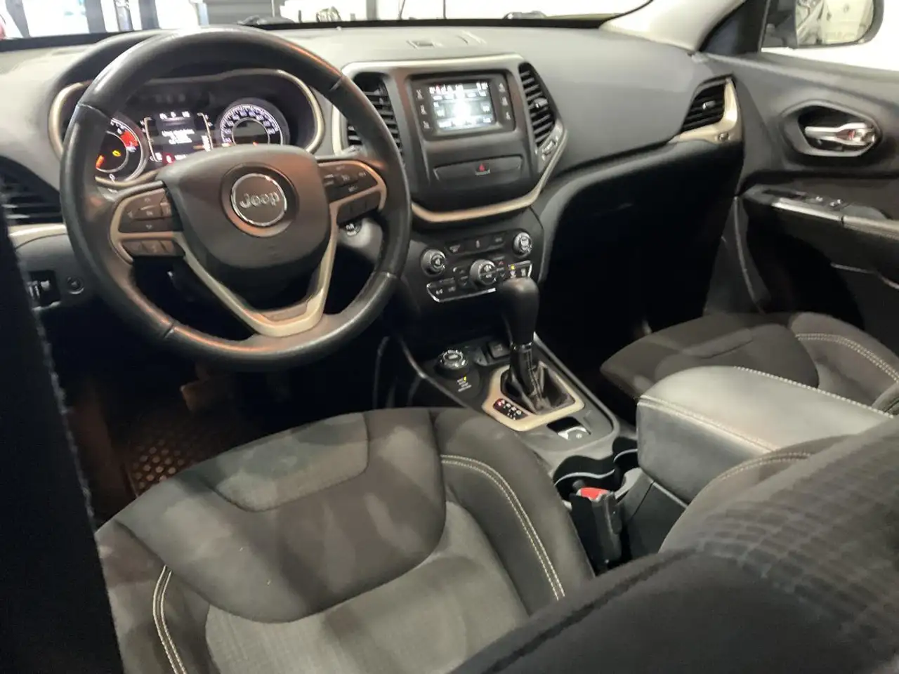 Jeep Cherokee снимка Jeep Cherokee
