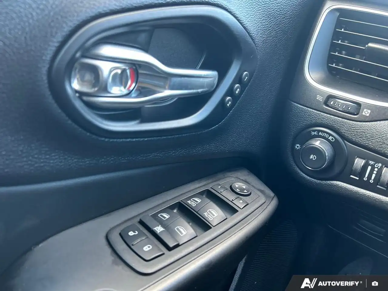 Jeep Cherokee снимка Jeep Cherokee