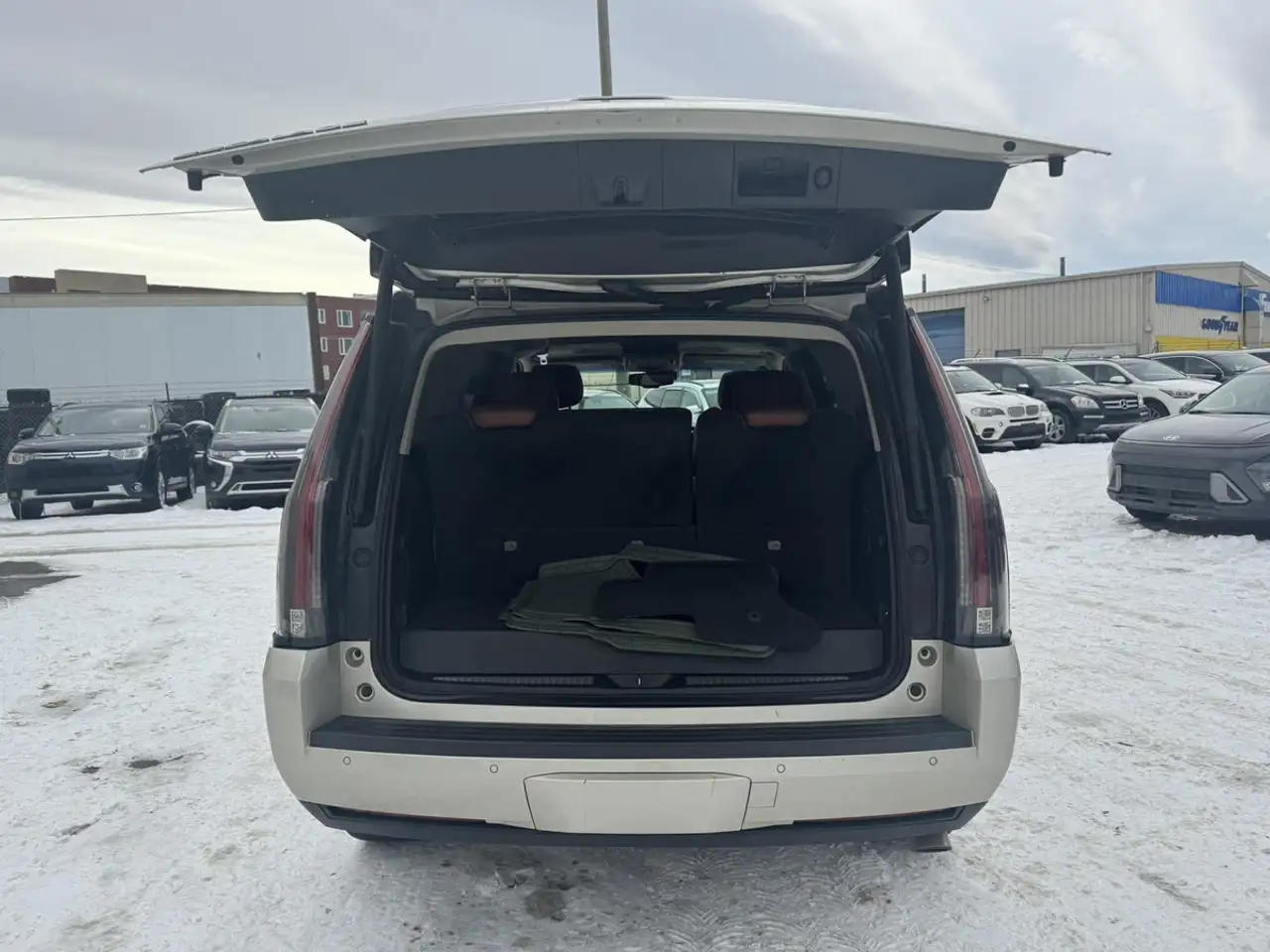 Cadillac Escalade снимка Cadillac Escalade