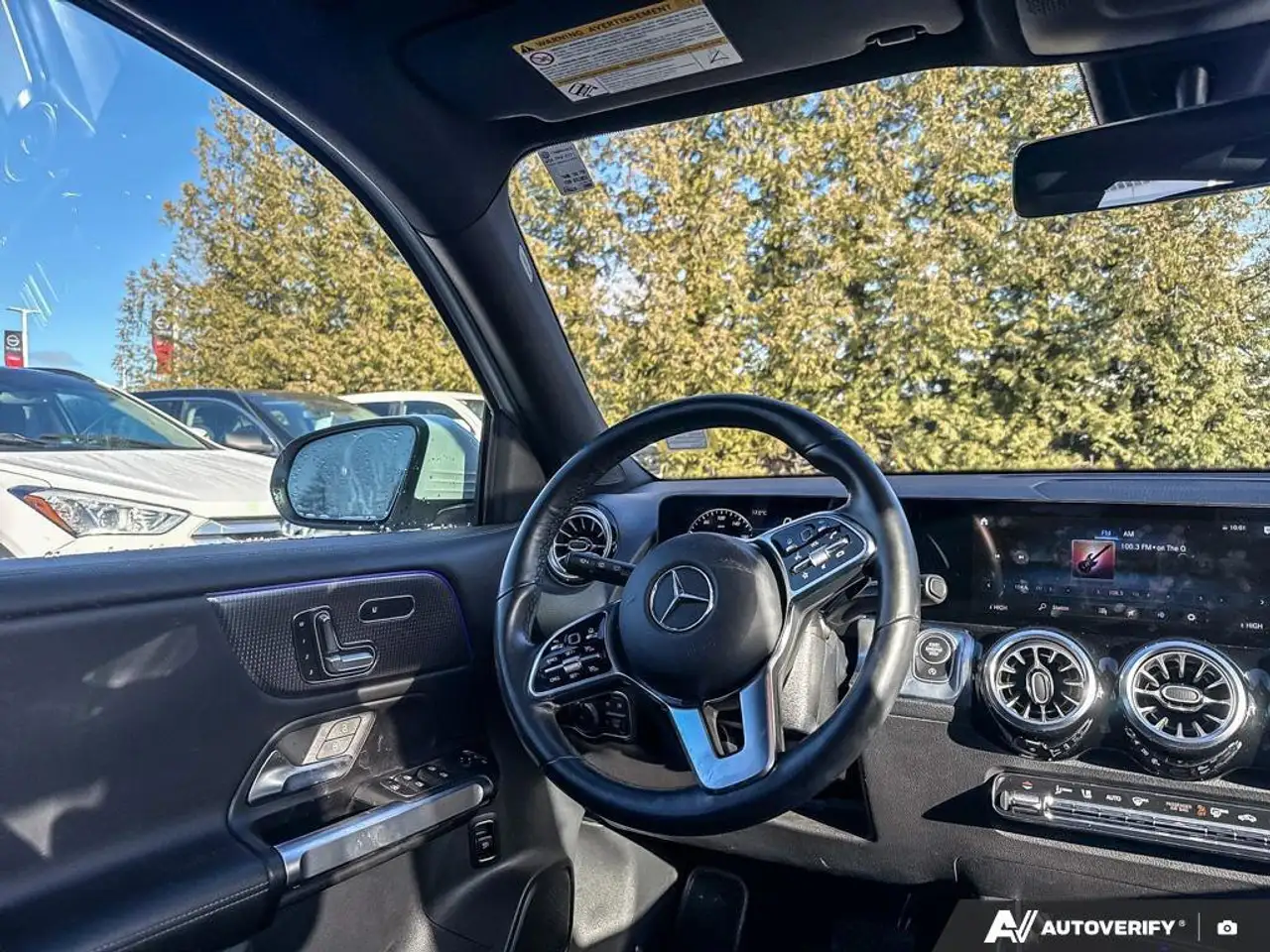 Mercedes-Benz GLB снимка Mercedes-Benz GLB