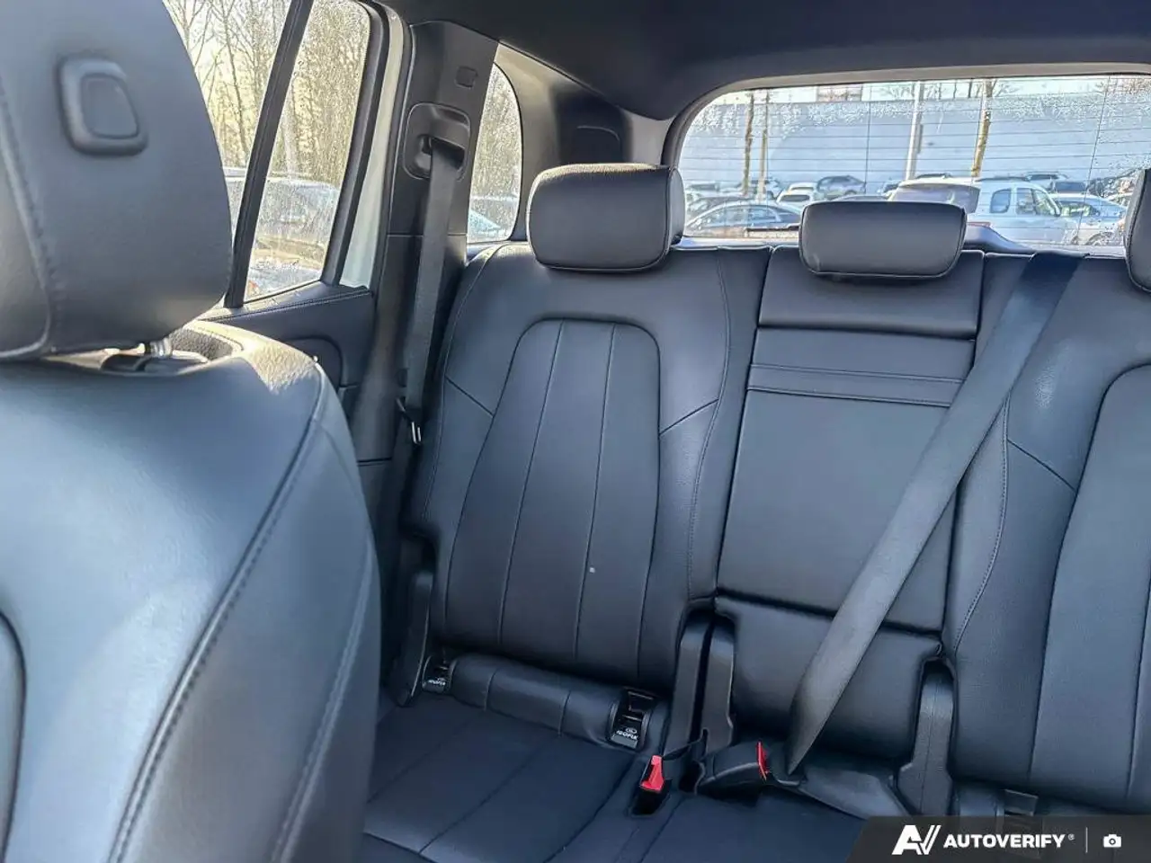 Mercedes-Benz GLB снимка Mercedes-Benz GLB