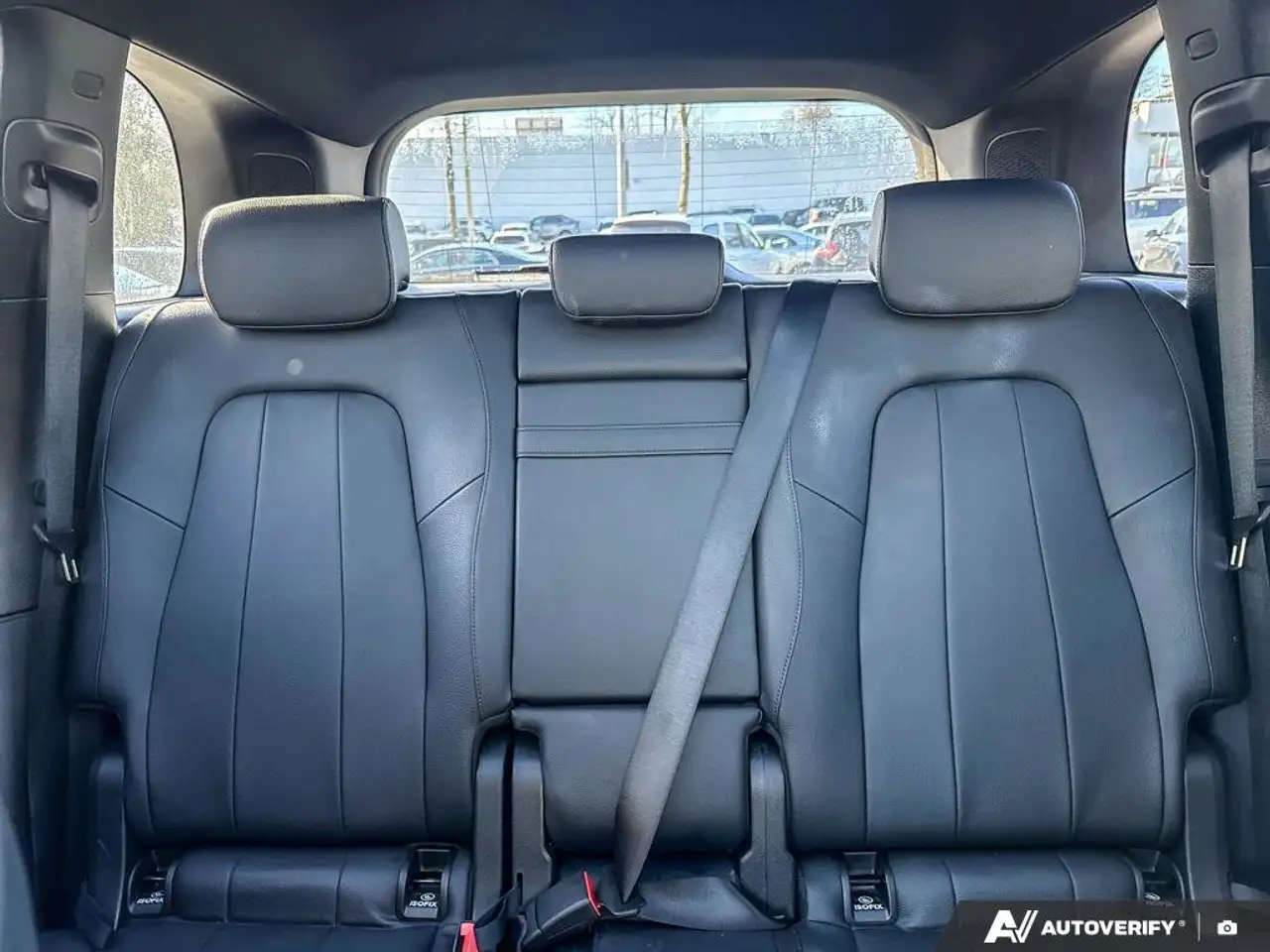 Mercedes-Benz GLB снимка Mercedes-Benz GLB