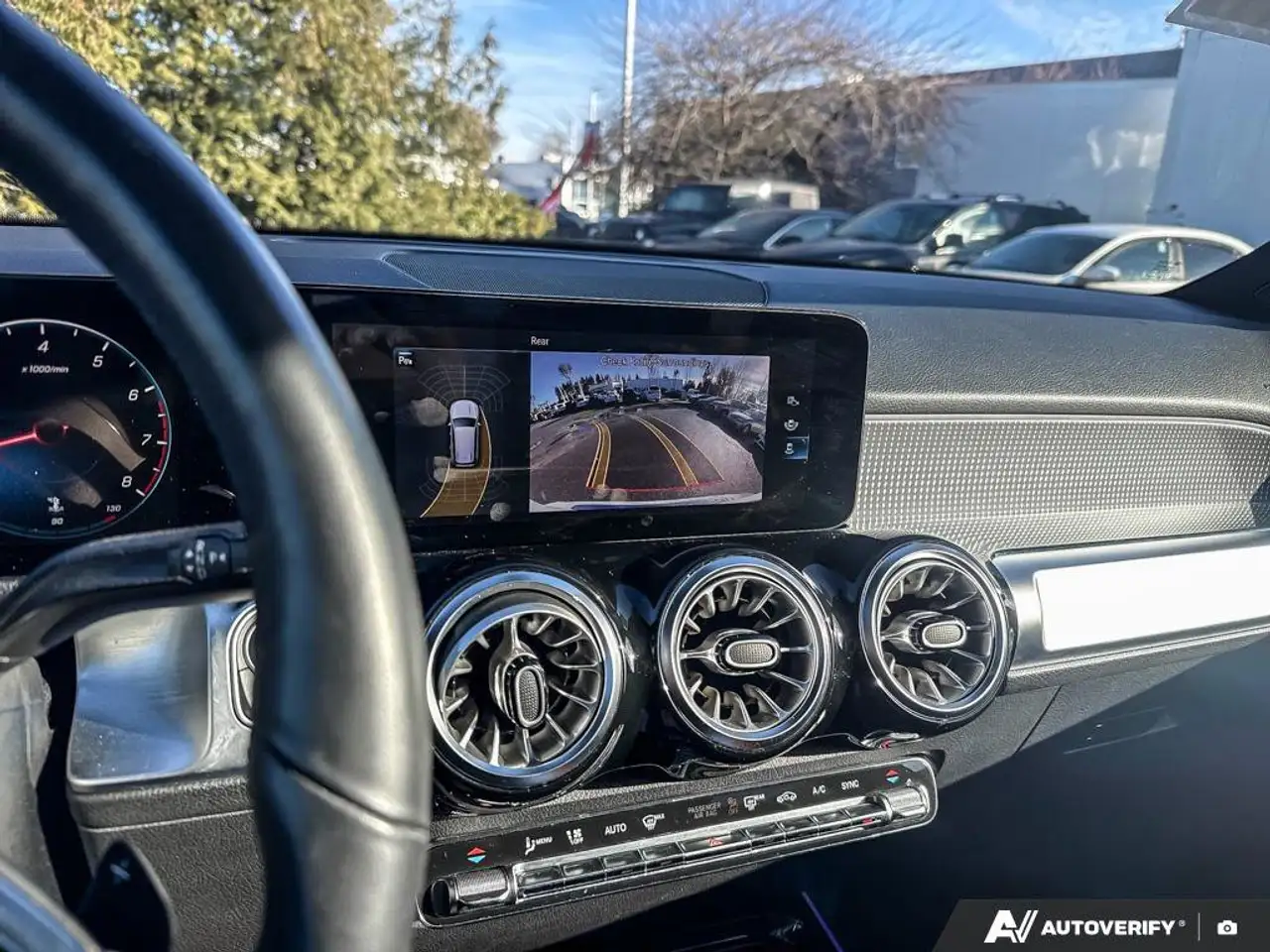 Mercedes-Benz GLB снимка Mercedes-Benz GLB
