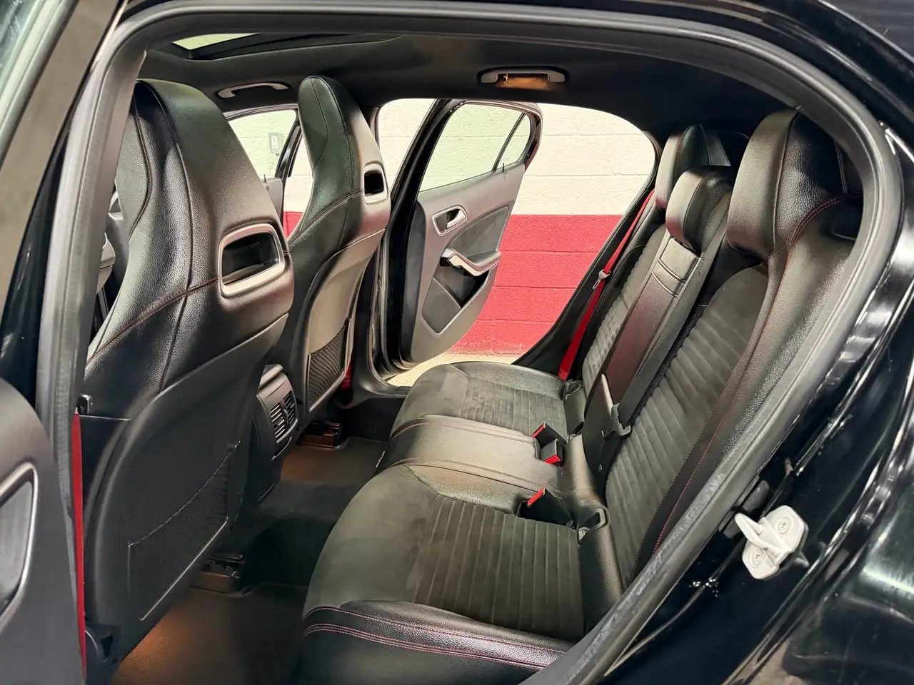 Mercedes-Benz GLA снимка Mercedes-Benz GLA