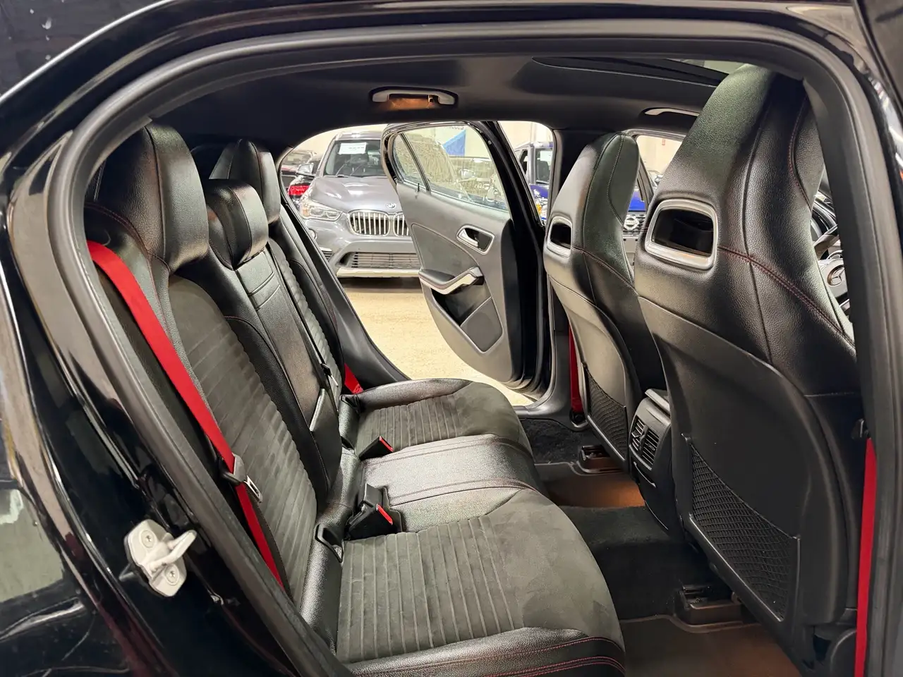 Mercedes-Benz GLA снимка Mercedes-Benz GLA