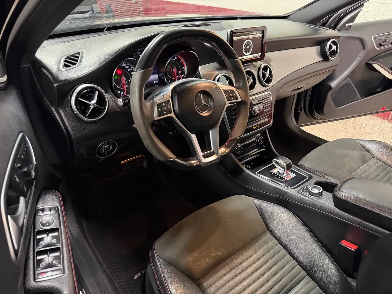 Mercedes-Benz GLA снимка Mercedes-Benz GLA