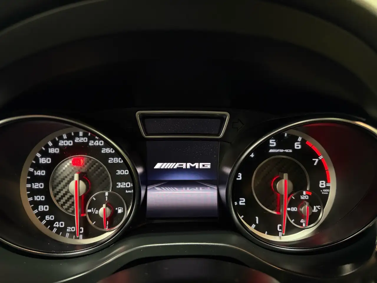 Mercedes-Benz GLA снимка Mercedes-Benz GLA