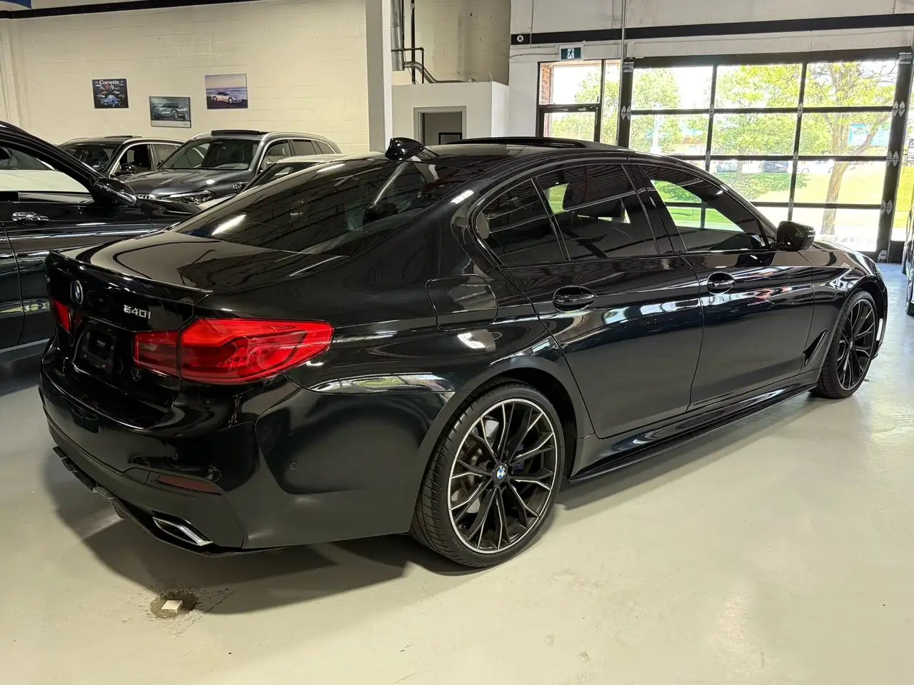 BMW 5 Series снимка BMW 5 Series